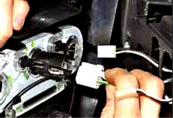 Снятие и установка центральной накладки панели приборов автомобиля Лада Гранта
