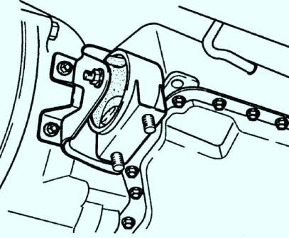 Выверните два нижних болта крепления кожуха преобразователя на передней и задней сторонах коробки передач.