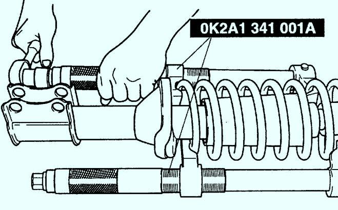 Специальным приспособлением OK2A1 341 001А сожмите пружину стойки 