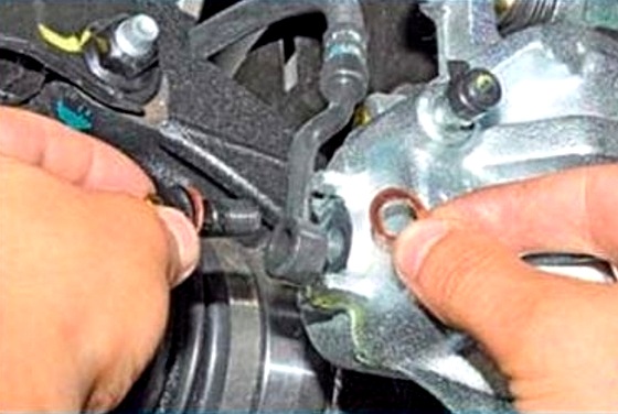 Как заменить трубки и шланги тормозов автомобиля Киа Рио 3
