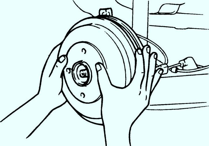 Удерживайте тормозной барабан на оси так, чтобы не повредить уплотнительное кольцо