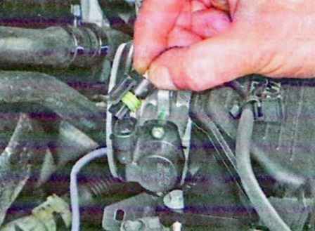 Removing and installing the throttle pipe of a Lada Largus car