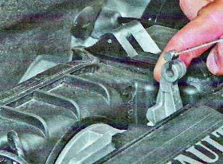 Entfernen und Installieren eines Drosselrohrs eines Lada Largus-Autos