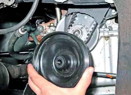 Reemplazo de la correa de distribución del motor K7M del automóvil Coche Lada Largus