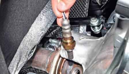 Replacing the oxygen concentration sensor of the Lada Largus car