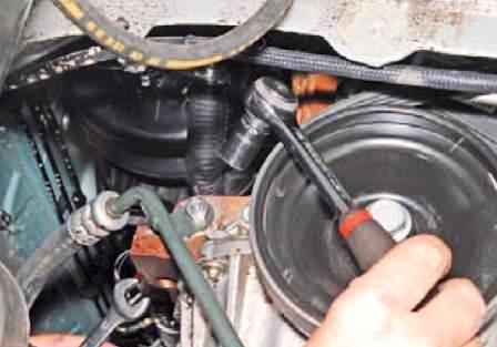 Removing the sump and oil pump of the K7M engine of the Lada Largus car