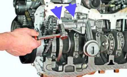Retirando cárter y bomba de aceite del Motor K7M del coche Lada Largus