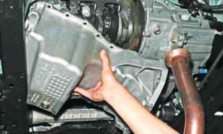 Entfernen der Ölwanne und der Ölpumpe des K7M-Motor des Lada Largus-Wagens