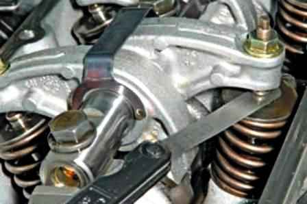 Перевірка та регулювання теплових зазорів клапанів двигуна К7М 