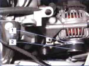 Comprobación y sustitución de la correa de transmisión auxiliar, motor K7M