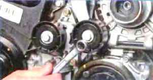 Checking and replacing the auxiliary drive belt, K7M engine