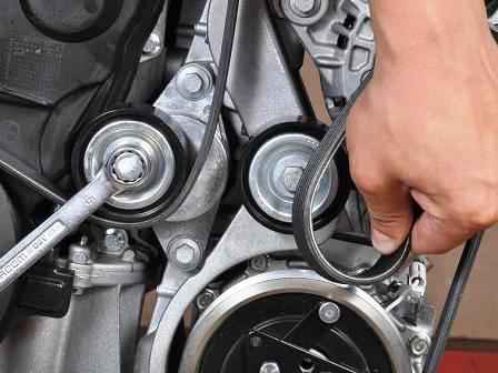 Замена ремня приводов агрегатов автомобиля Лада Ларгус двигатель K4M