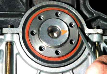 Replacing the crankshaft seals of the K7M engine