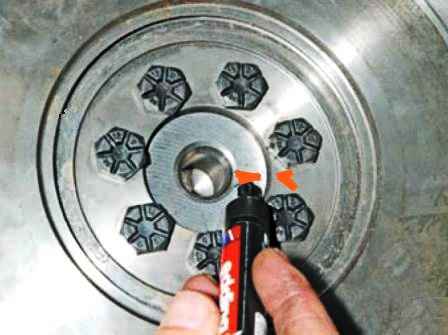 Replacing the crankshaft seals of the K7M engine