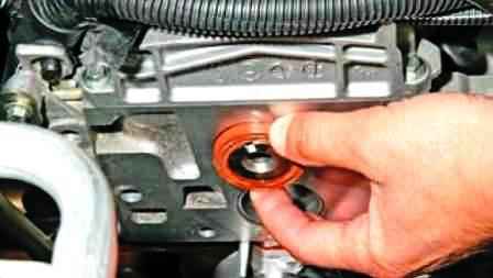 K7M engine camshaft oil seal replacement