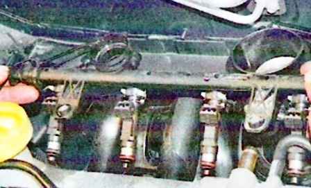 Зняття паливної рампи двигуна К7М