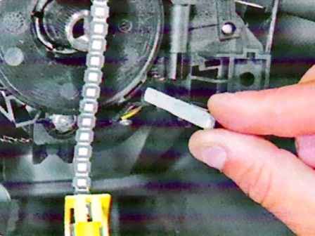 Extracción y comprobación de los interruptores de la columna de dirección del coche Lada Largus