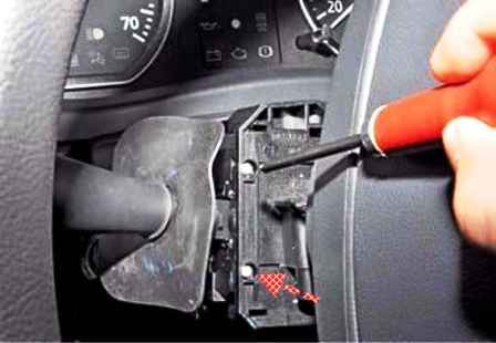 Removing and checking the steering column switches of a Lada Largus car