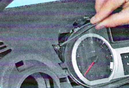 Removing instrument cluster from Lada Largus