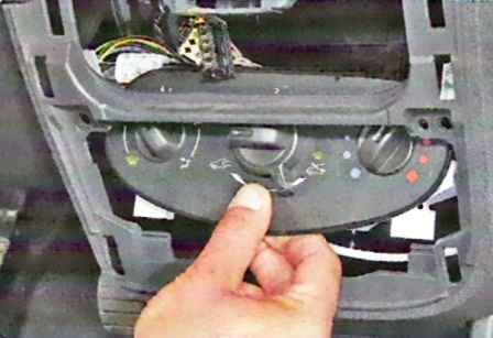 So entfernen Sie die Heizungs- und Klimaanlagensteuerung des Lada Largus Einheit
