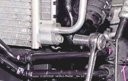 Extracción del condensador del aire acondicionado del automóvil Lada Largus