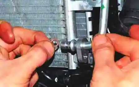 Снятие конденсатора кондиционера автомобиля Лада Ларгус Снятие конденсатора кондиционера автомобиля Лада Ларгус