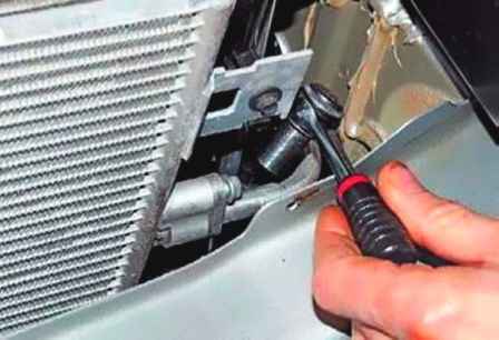 Removing the air conditioning condenser of the Lada Largus car