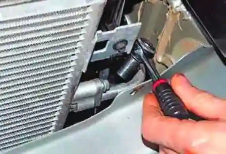 Снятие конденсатора кондиционера автомобиля Лада Ларгус Снятие конденсатора кондиционера автомобиля Лада Ларгус