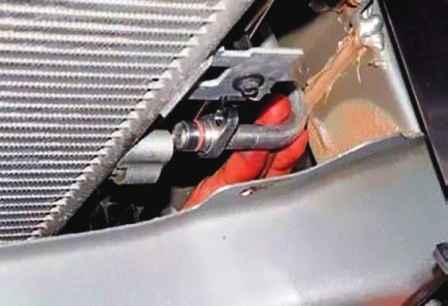 Extracción del condensador del aire acondicionado del automóvil Lada Largus