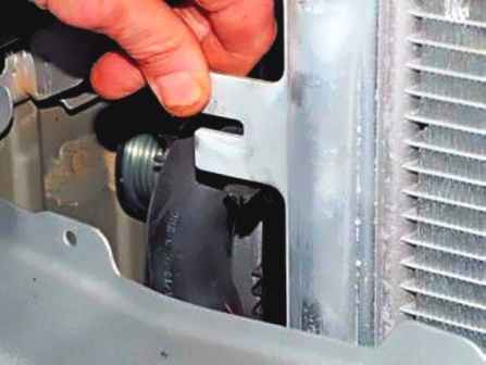 Extracción del condensador de aire acondicionado del automóvil Lada Largus