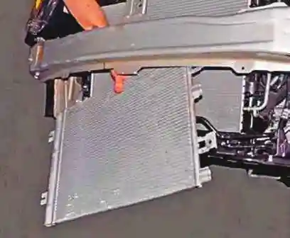 Снятие конденсатора кондиционера автомобиля Лада Ларгус Снятие конденсатора кондиционера автомобиля Лада Ларгус