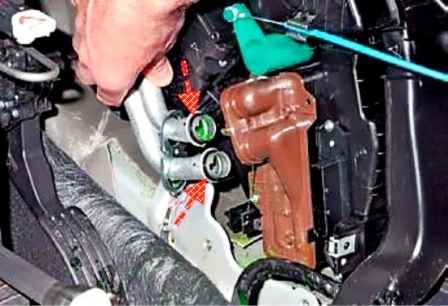 Extracción de elementos calefactores del automóvil Lada Largus