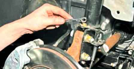 Reemplazo del amortiguador delantero del auto Lada Largus