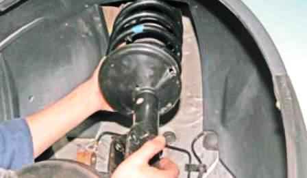 Replacing the front shock absorber of the Lada Largus car