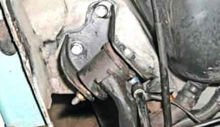 Removing the rear suspension beam of the Lada Largus car