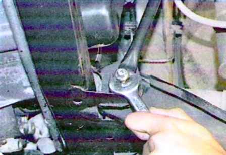 Extracción e instalación del bastidor auxiliar de la suspensión delantera del automóvil Lada Largus car