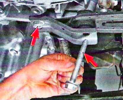 Extracción e instalación del bastidor auxiliar de la suspensión delantera del automóvil Lada Largus car