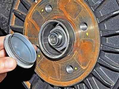 Replacing the rear wheel bearing of the Lada Largus car