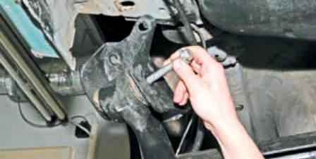 Replacing the silent block of the beam arm of the Lada Largus car
