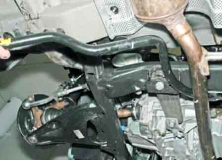 Removing the front suspension stabilizer Lada Largus