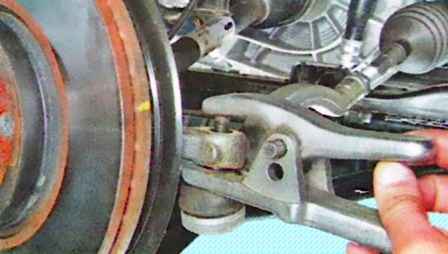 Снятие и установка рулевых наконечников и тяг автомобиля Лада Ларгус