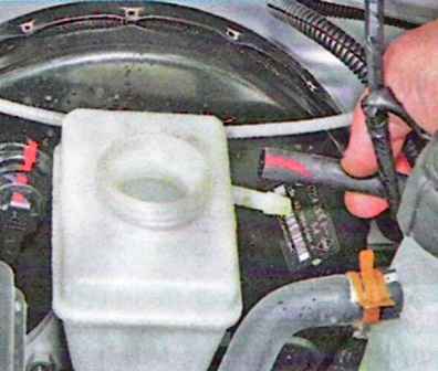 Снятие и установка главного цилиндра тормозов автомобиля Лада Ларгус