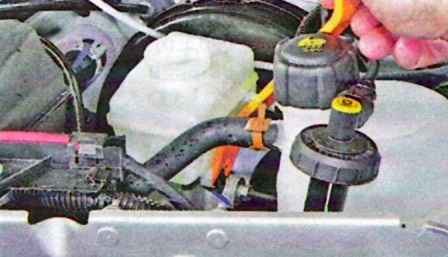Снятие и установка главного цилиндра тормозов автомобиля Лада Ларгус