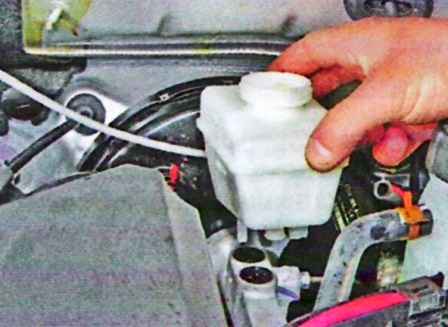 Removing and installing brake master cylinder of Lada Largus
