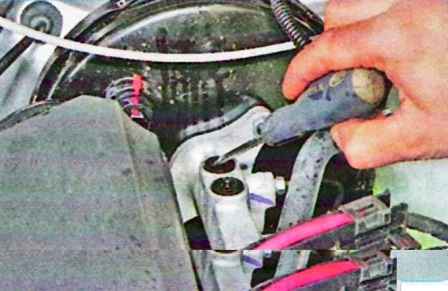 Removing and installing brake master cylinder for Lada Largus