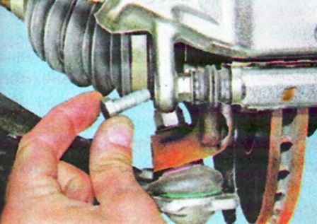 Retirar e instalar las pastillas de freno de las ruedas delanteras ruedas de un Lada Largus