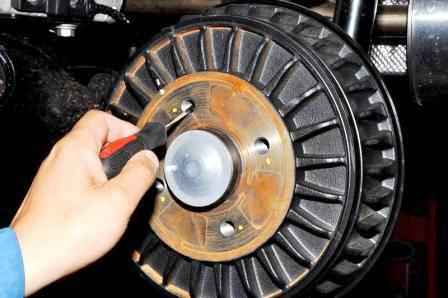 Replacing the brake pads on the rear wheels of a Lada Largus car