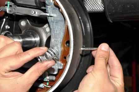 Replacing the brake pads on the rear wheels of a Lada Largus