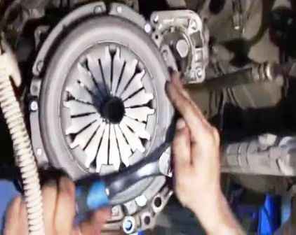 Removing and installing clutch discs for Lada Largus
