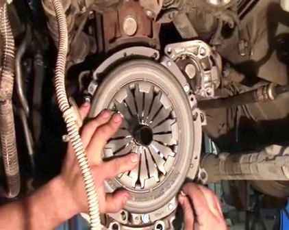 Removing and installing clutch discs for Lada Largus